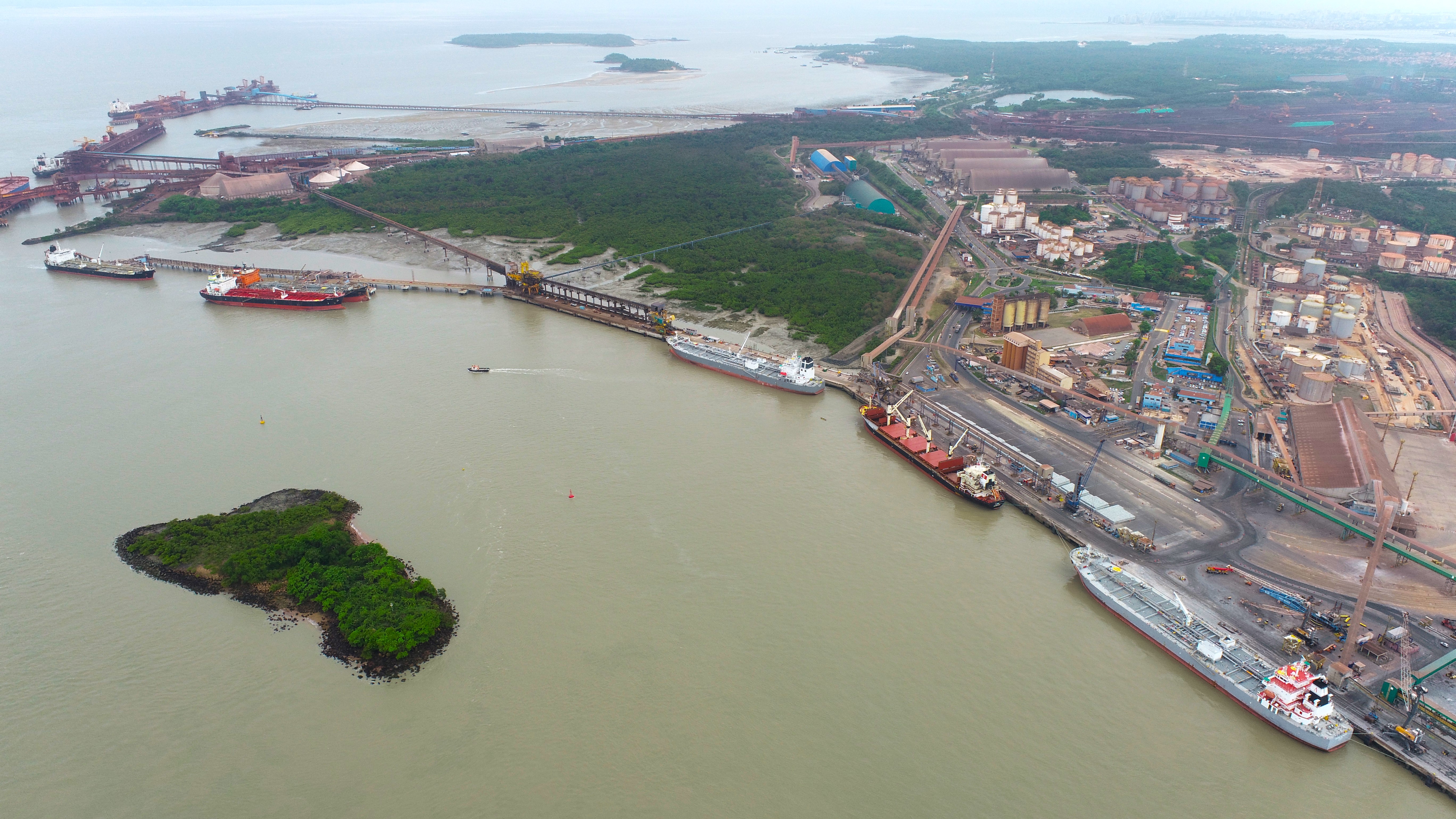 Transpetro executes unique simultaneous operation with five ships at the Itaqui Port