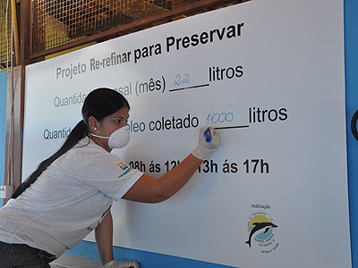 Apoiado pela Transpetro, projeto Re-refinar recolhe mil litros de óleo lubrificante em São Sebastião